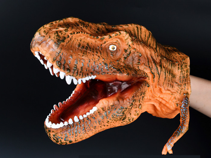 Dinosaur_puppet_with_front_claws